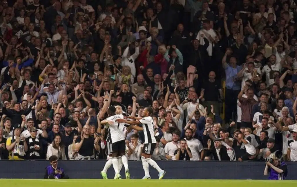 Các cầu thủ Fulham ăn mừng trước người hâm mộ của họ (c) Ảnh AP