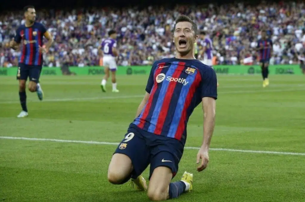 Tiền đạo Robert Lewandowski của Barcelona ăn mừng bàn thắng (c) Ảnh AP