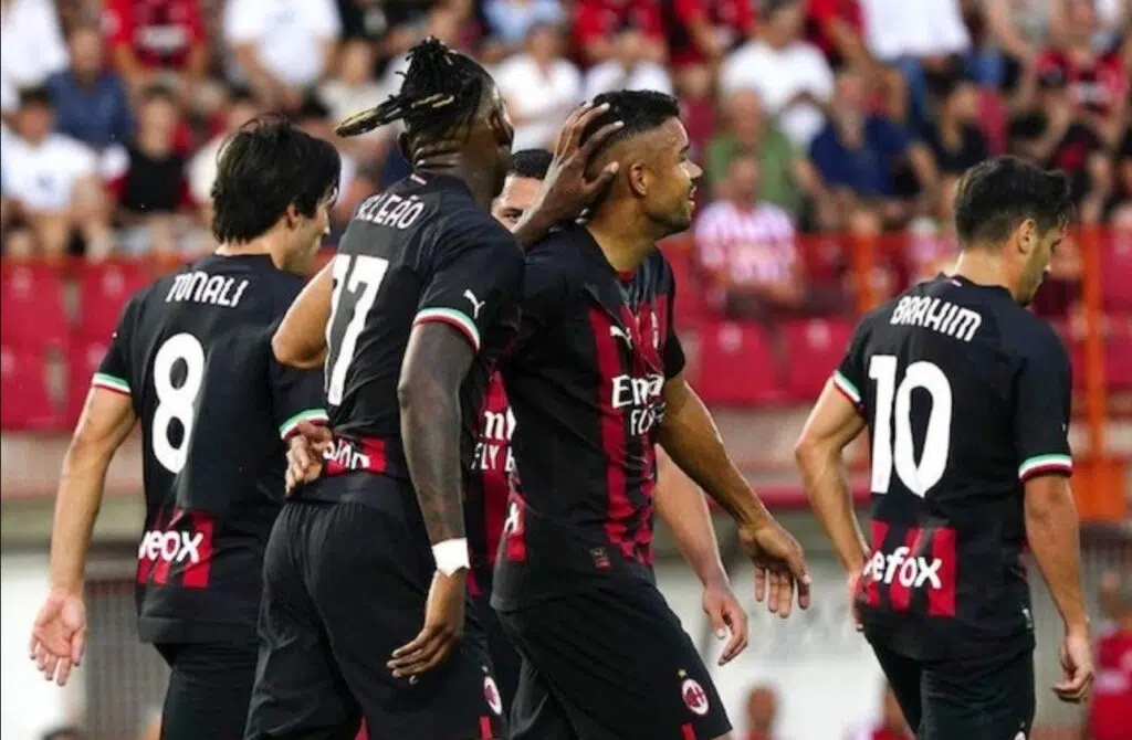 Đội hình AC Milan ăn mừng bàn thắng trong trận đấu trước mùa giải với Vicenza, Chủ nhật (7/8/2022)