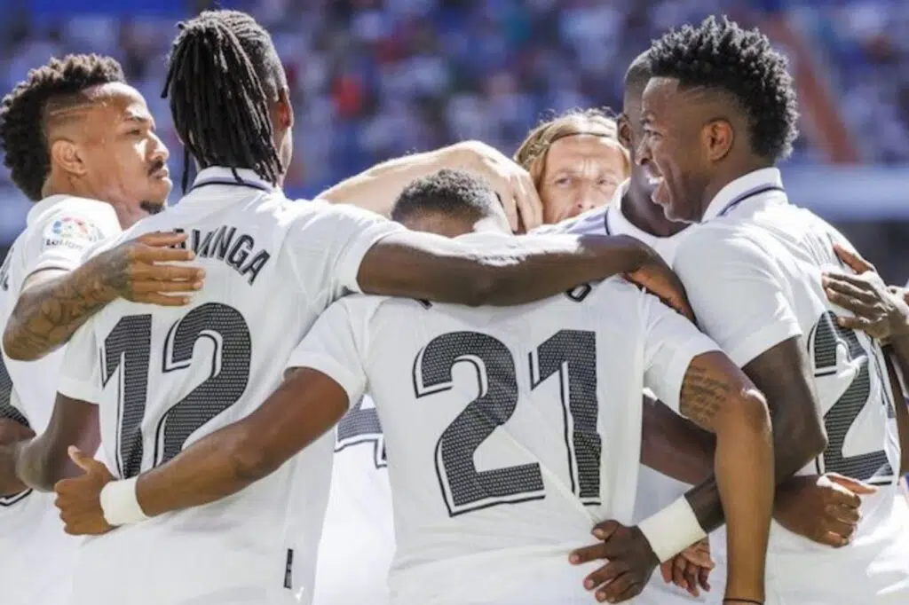 Đội hình Real Madrid ăn mừng bàn thắng của Vinicius Junior vào lưới Real Betis, Thứ Bảy (3/9/2022) (c) Ảnh AP