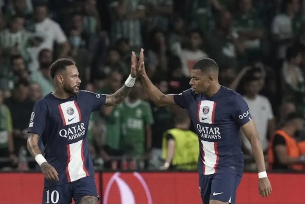 Hai cầu thủ PSG, Neymar và Kylian Mbappe (c) Ảnh AP