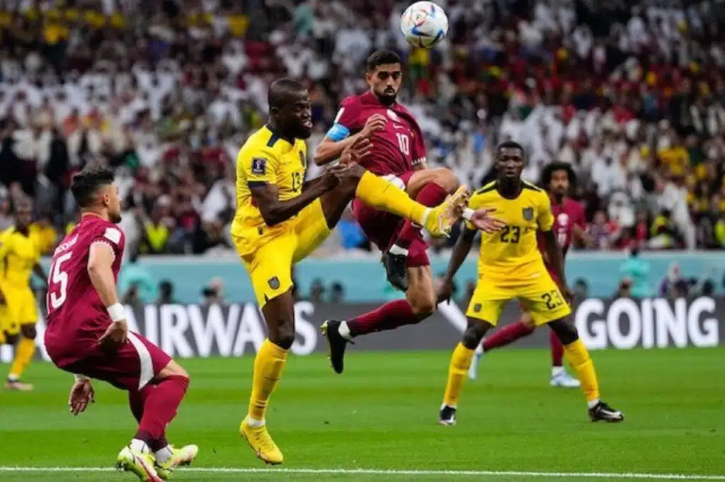 Một pha tranh bóng giữa Qatar vs Ecuador